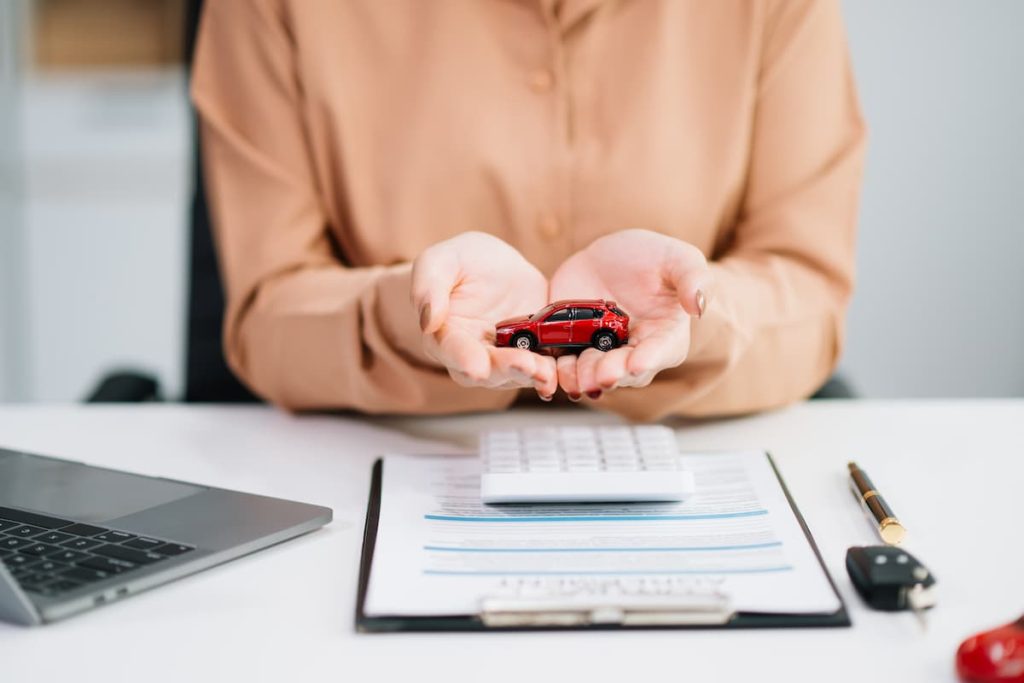 mujer con documentos de vehículos