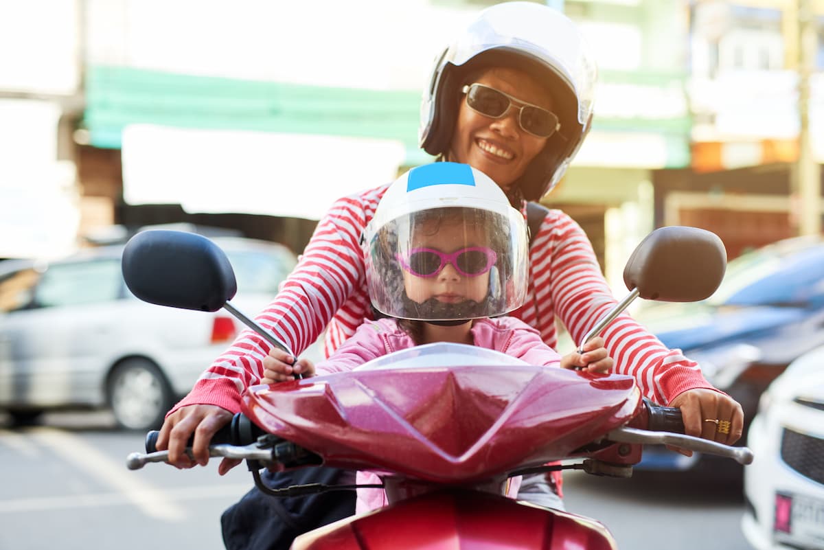 Transportar niños en moto te puede costar más de $600.000… y mucho más.