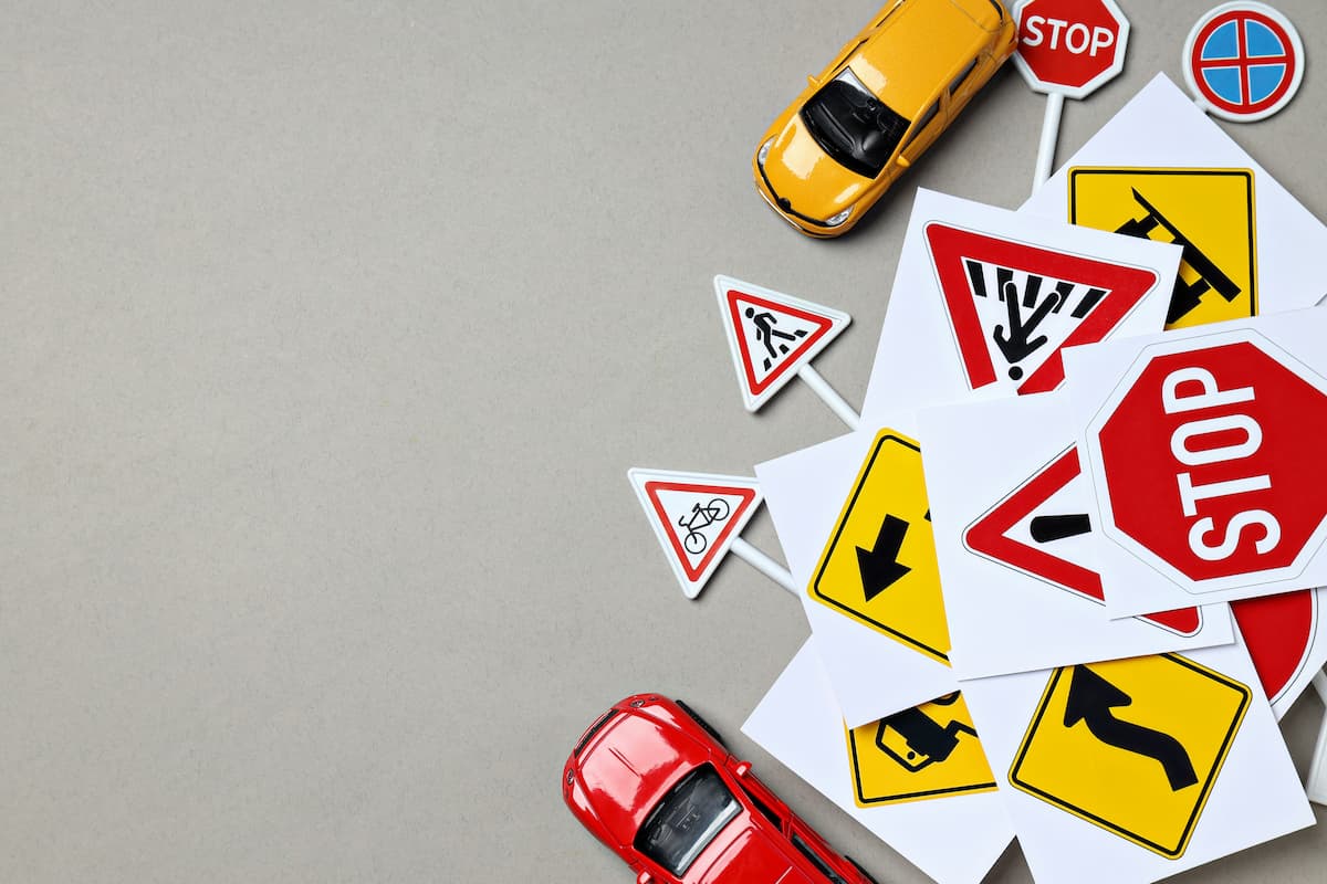 La sorprendente historia de las señales de tránsito: de piedras romanas a semáforos inteligentes