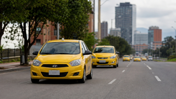 Los taxis en Colombia cambian de reglas: esto es lo nuevo que deben conocer conductores y usuarios